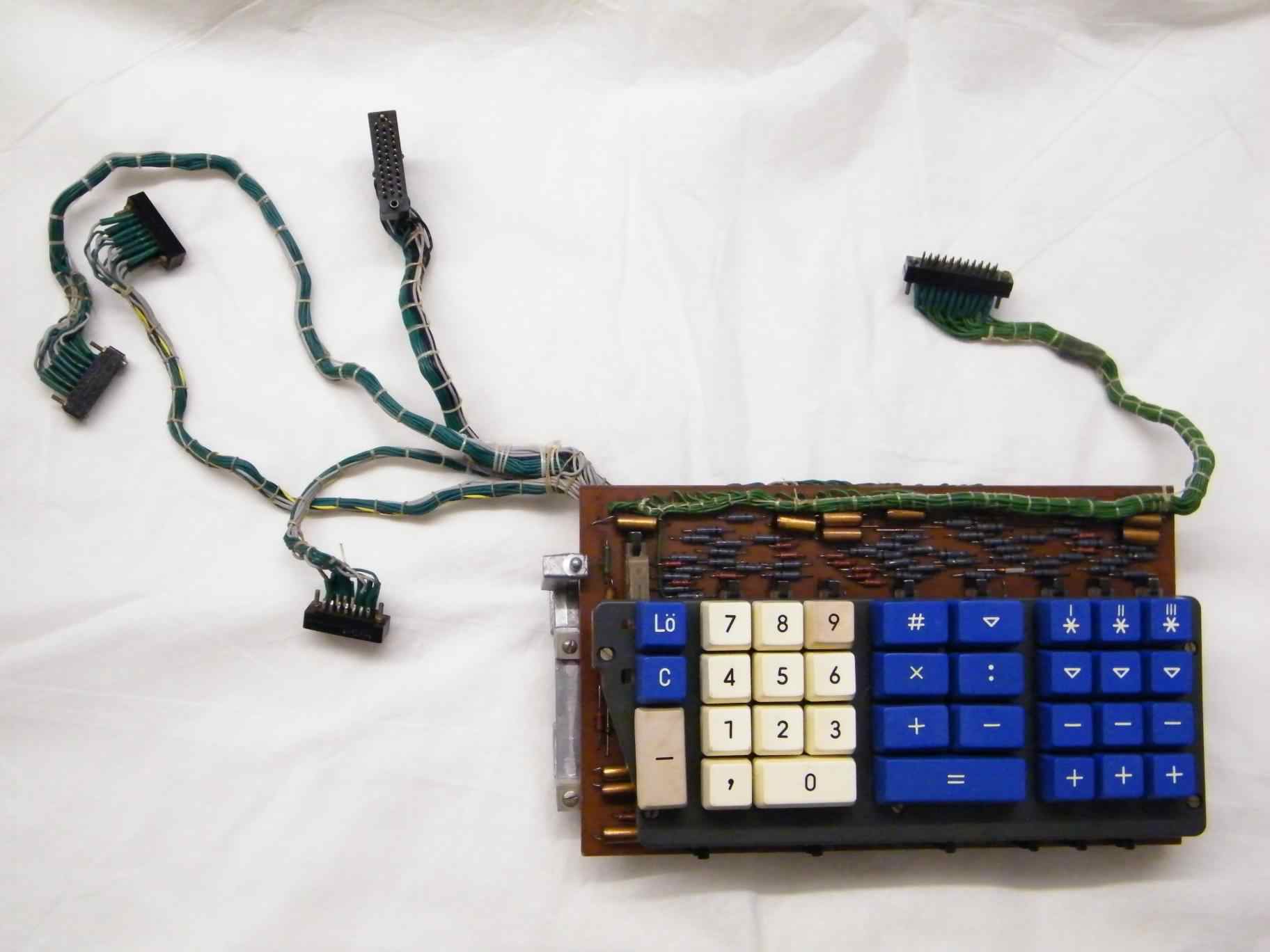 Rebuilt and tested keyboard, click image for a larger version. ©2011 www.soemtron.org